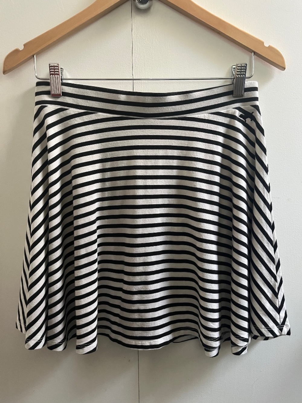 Black and white striped Victoria’s Secret skater skirt – M